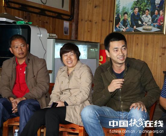 帅气大学生村官、湖南省花垣县十八洞村村支书龚海华(右);被十八洞村民称为最接地气的科学家——中科院武汉植物园猕猴桃专家钟彩虹(中)。王振红摄