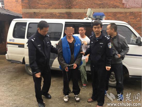 犯罪嫌疑人程某志被陕西警方带至大冶指认作案现场 通讯员 万新强摄