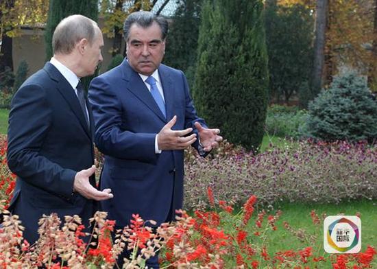 2010年11月25日，上合组织成员国总理第九次会议在塔吉克斯坦首都杜尚别举行。俄罗斯总理普京与塔吉克斯坦总统拉赫蒙（右）在杜尚别总统官邸散步。（新华社/俄新）