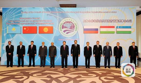 2008年10月30日，上合组织成员国第七次总理会议在哈萨克斯坦首都阿斯塔纳举行。图为与会各国代表团团长及上合组织秘书长集体合影。（新华社记者 黄敬文 摄）
