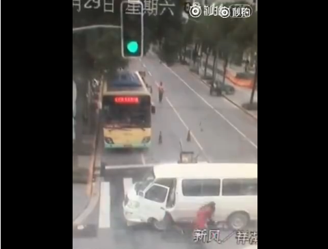 面包车司机（红衣女子）撞人后下车。监控视频截图
