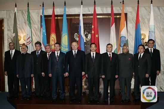 2005年10月26日，在莫斯科出席上海合作组织成员国总理第四次会议的各国代表团团长及上海合作组织秘书长合影。（新华社记者刘建生摄）