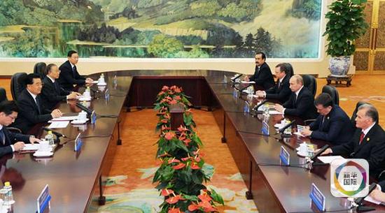2009年10月14日，时任国家主席胡锦涛在北京人民大会堂会见来京出席上合组织成员国第八次总理会议的各国总理。（新华社记者樊如钧摄）