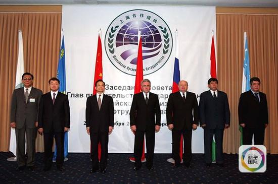 2004年9月23日,上合组织成员国总理第三次会议在吉尔吉斯斯坦首都比什凯克举行。图为六国总理以及上合组织秘书长张德广(左一)在会前合影。(新华社记者饶爱民摄)