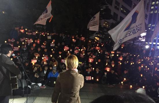 　11月2日晚，韩国首尔市中心的清溪广场上，挤满大批示威群众