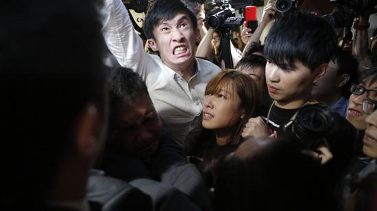 　梁游二人2日强行宣誓，大闹立法会。图片来自01网站