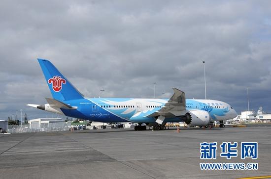  这是2015年12月10日在新西兰奥克兰机场拍摄的，中国南方航空公司执飞新西兰奥克兰至中国广州的波音787型客机的资料照片。新华社记者田野摄