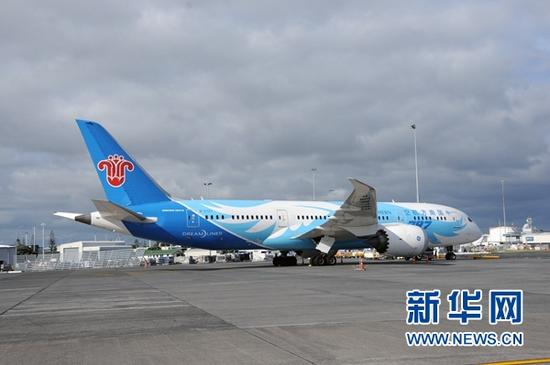 这是2015年12月10日在新西兰奥克兰机场拍摄的,中国南方航空公司执飞新西兰奥克兰至中国广州的波音787型客机的资料照片。新华社记者田野摄