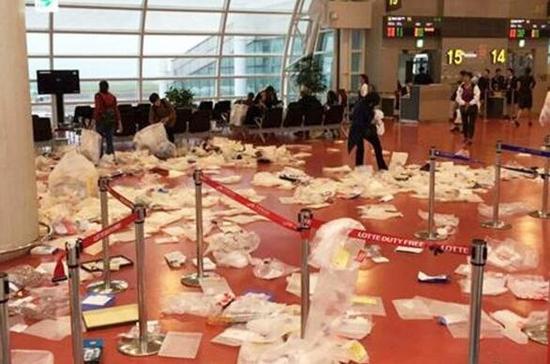 台媒：大陆旅客拆免税品乱丢包装 韩机场满地狼藉