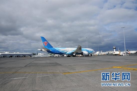 这是2015年12月10日在新西兰奥克兰机场拍摄的,中国南方航空公司执飞新西兰奥克兰至中国广州的波音787型客机的资料照片。新华社记者田野摄