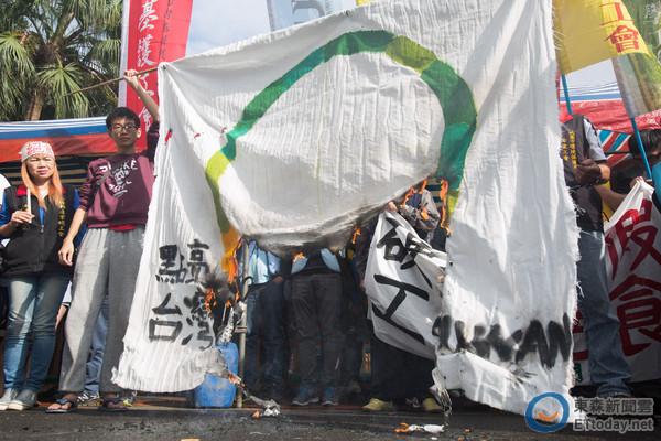 工斗团体焚烧蔡英文竞选“点亮台湾”旗。(图片来源:台湾东森消息云)