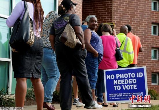 资料图 当地时间10月20日，美国北卡罗来纳州开启大选提前投票，当地民众排队前往投票站投票。