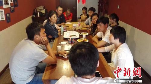 中风(左一)、郁友和志愿者的线下聚会。受访者长风供图。 中风(左一)、郁友和志愿者的线下聚会。受访者长风供图。