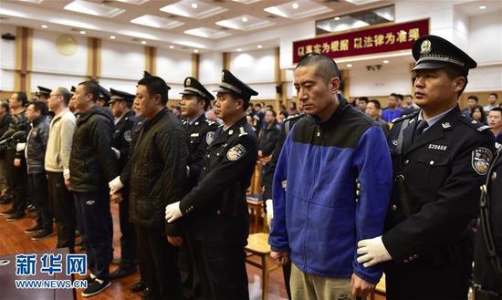 天津港爆炸案宣判现场11人鞠躬谢罪(图)