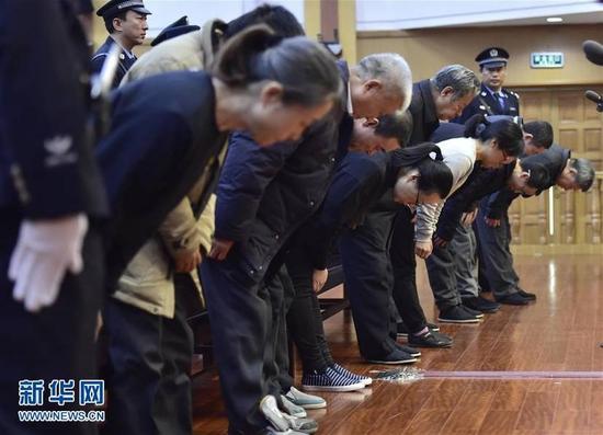 天津港爆炸案宣判现场11人鞠躬谢罪(图)