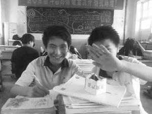 曹小艺（左）和同学在一起。