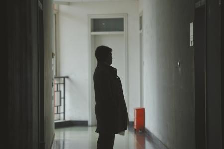  11月15日，四川大学，能听音识人的川大老师王英梅在走廊沉思。