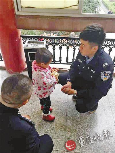 民警买香蕉给小女孩