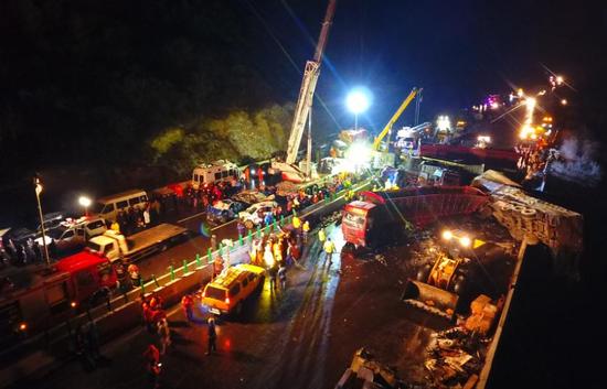 京昆高速山西段多车相撞 事故致17人死亡(图)