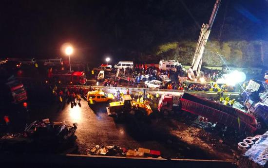 京昆高速山西段多车相撞 事故致17人死亡(图)