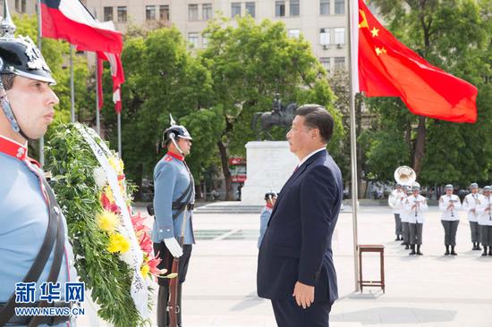    11月22日，国家主席习近平在圣地亚哥向智利解放者奥希金斯纪念碑敬献花圈。 新华社记者 黄敬文 摄 