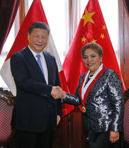 11月21日，国家主席习近平在利马会见秘鲁国会主席萨尔加多。新华社记者 鞠鹏 摄