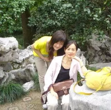 2005年轰动一时的“陈易卖身救母风波”，图为陈易和她母亲