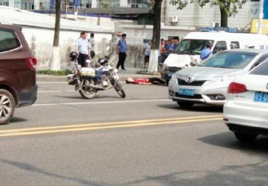 砸运钞车男子父亲否认防卫过当:说我儿故意砸