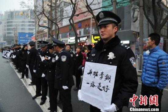 兰州警察遭汽车冲撞牺牲 民众夹道送别