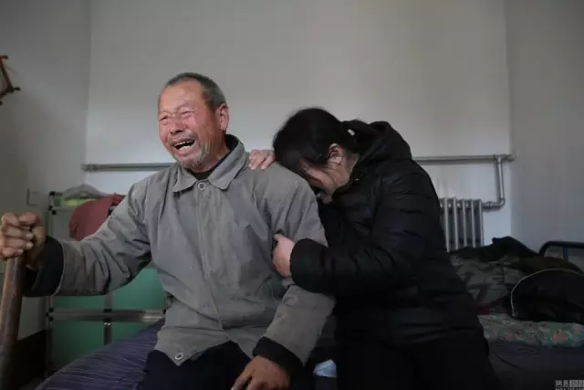 获悉聂树斌改判无罪，聂树斌父亲与姐姐放声大哭（图片：澎湃新闻网）