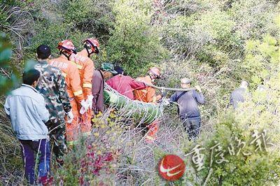 消防官兵和当地村民披荆斩棘护送白静波遗体下山