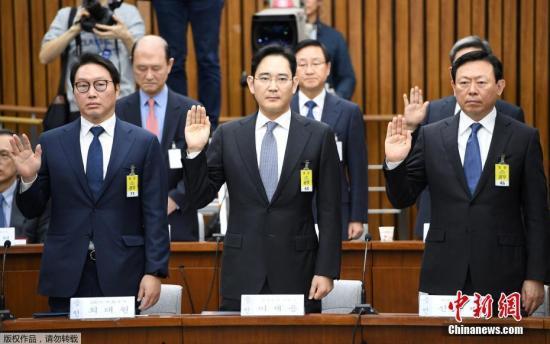  12月6日，在韩国首尔，几位韩国大企业掌门人在听证会开始前宣誓。　当日，多位韩国大企业掌门人一起出席国会有关总统朴槿惠“闺蜜门”调查的听证会。