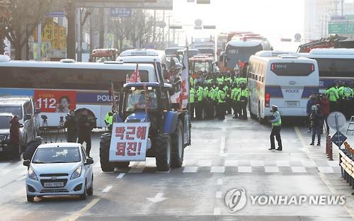 　　向韩国国会前进的拖拉机