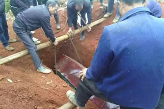 冥婚正下葬棺材里传拍击声 女子复活背后藏奇案|棺材|冥婚|复活_新浪新闻