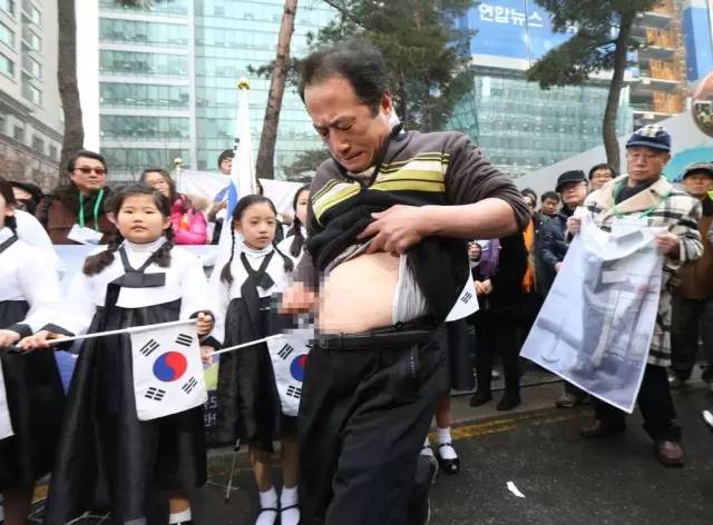 2013年，为抗议日本举行“竹岛日”活动，韩国一名男子用刀刺腹