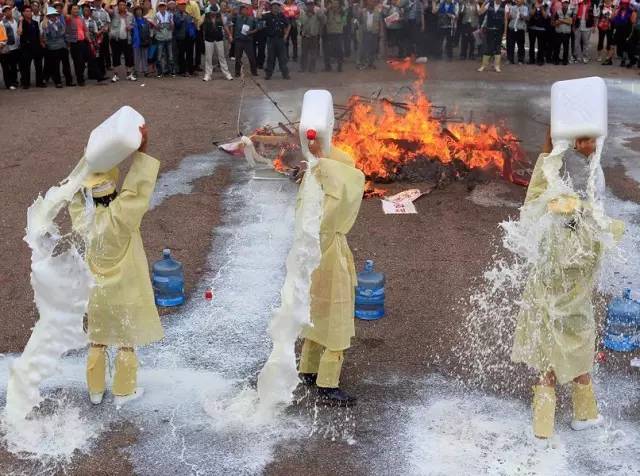 004年，为抗议大米自由贸易协定，韩国奶农身穿丧服，点燃棺材，将牛奶泼在身上，要求政府提升乳制品价格保障奶农的权益