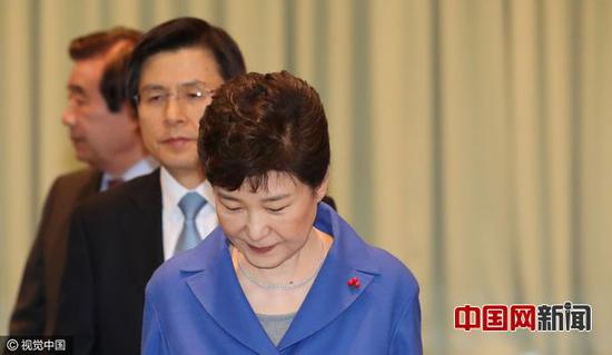  当地时间2016年12月9日，韩国首尔，韩国国会通过总统弹劾案后，朴槿惠与韩国总理黄教安一起现身，与国务委员会面交谈。当天，韩国国会表决通过朴槿惠弹劾案，她将被立即停职，并由总理代行总统职责。（视觉中国）
