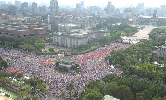  台北景福门附近正在集结的游行群众（资料图） 
