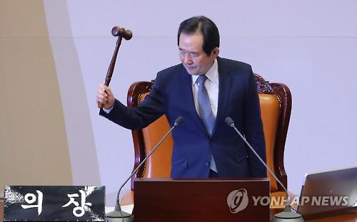 韩国会议长落槌宣布弹劾案通过