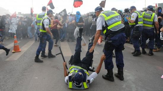 巴西抗议者和警方发生冲突