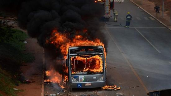 巴西利亚的抗议者点燃的公交车