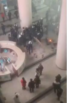 巢湖市第一人民医院内，患者家属摆放花圈并焚烧冥币。来源：视频截图