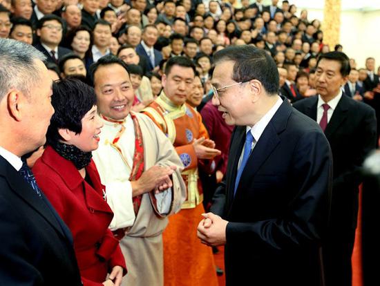 图为12月5日，李克强总理在北京人民大会堂会见全国先进个体工商户代表时表示，希望他们大力弘扬企业家精神和工匠精神。