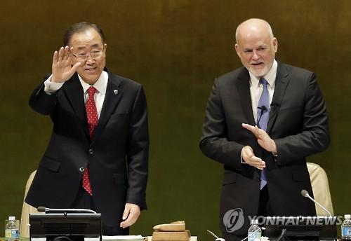 当地时间12月12日，在联合国总部，潘基文（左）结束告别演说后挥手致意。（图片来源：韩联社）