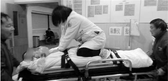 　　陆舒雯在担架上施救 照片由杭州市急救中心提供