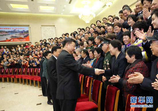 　　 12月12日，党和国家领导人习近平、刘云山等在北京会见第一届全国文明家庭代表。新华社记者马占成摄