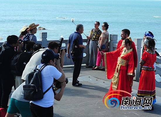 12月20日,摄影师聚集参加国际婚庆节的新人。南海网记者沙晓峰摄