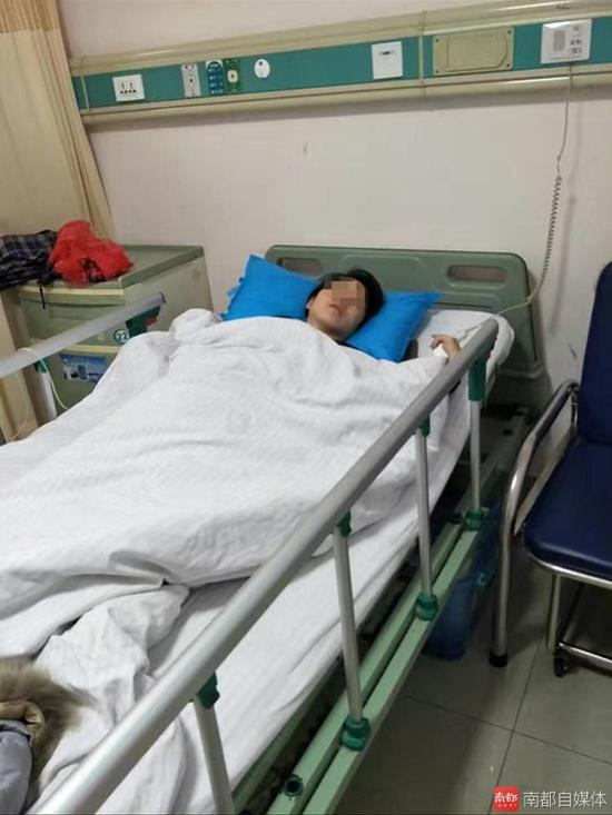 湖南湘潭中心医院26岁的女医生范钱秀躺在病床上，她已有身孕7个月，却在抢救病人时遭家属捶打。受访者供图