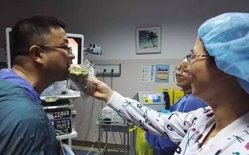 护士给在做手术的於亮亮喂面包