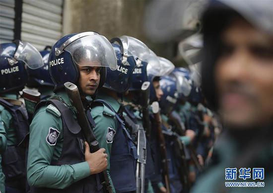  12月24日，在孟加拉國達卡，警察實施圍捕行動。孟加拉國警方當日上午在首都達卡對一處被取締的極端組織成員的藏匿處實施圍捕，逮捕4人。另有兩名武裝分子引爆身上炸彈身亡。 新華社/美聯